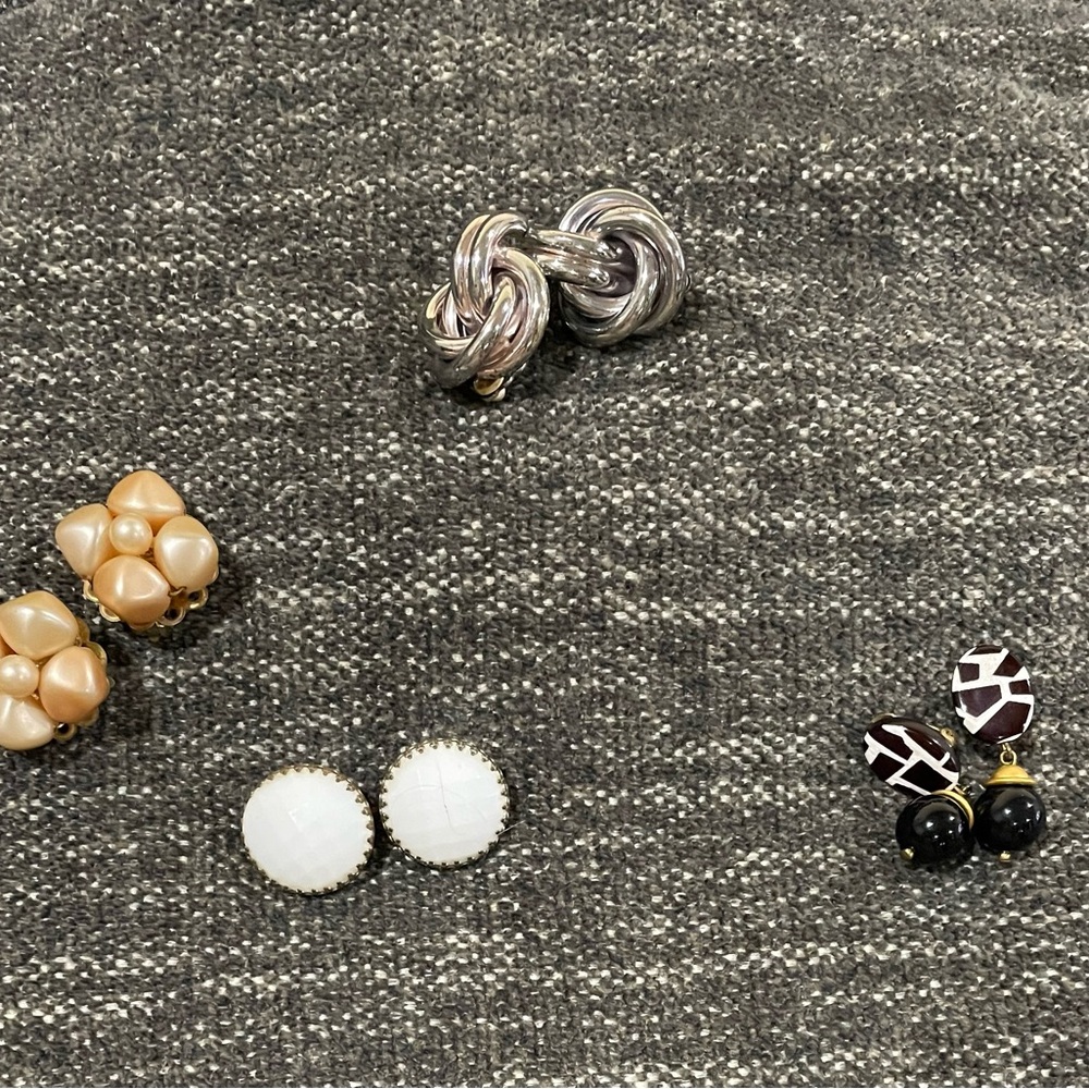 Elegant Silver and Pearl Women's Earrings Set
